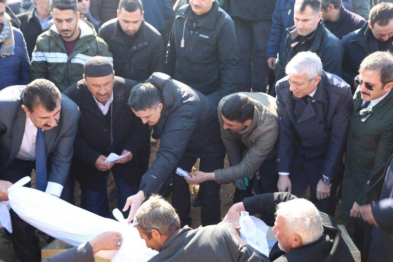 Van'da, depremde hayatını kaybeden 9 kişinin cenazesi defnedildi